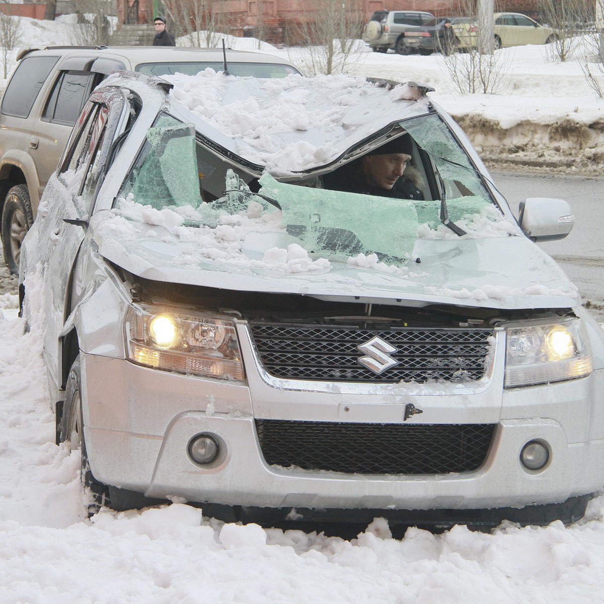 В Нижнем Новгороде участились случаи схода льда с крыш на автомобили. Юрист  рассказал, что делать в этом случае - KP.RU