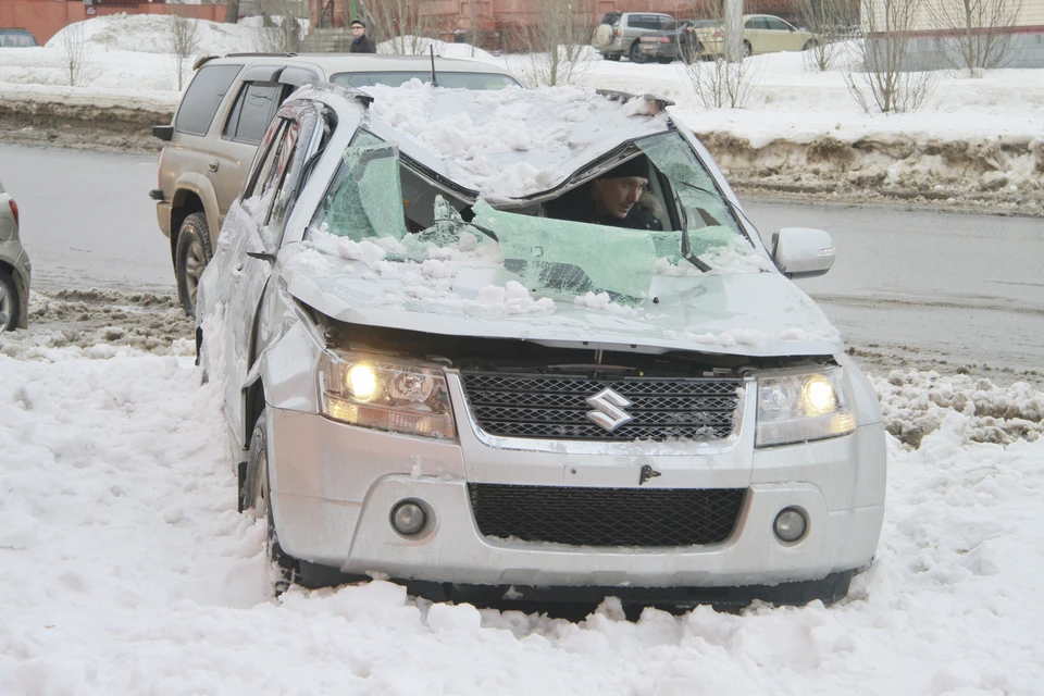 Что делать, если на вашу машину упала глыба льда.