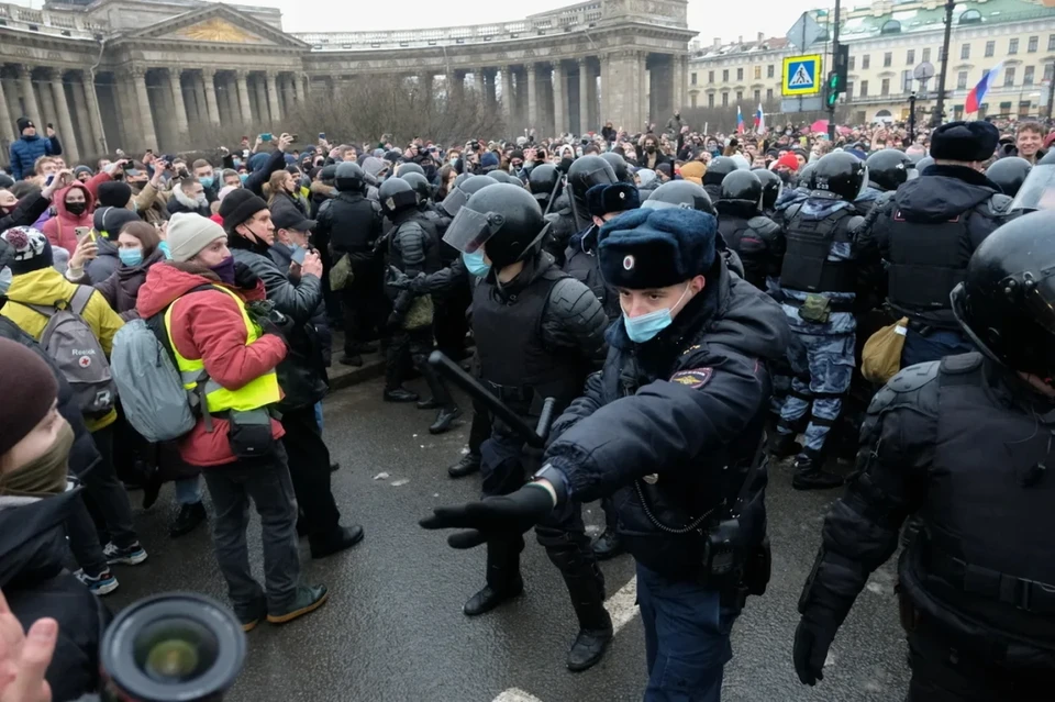 В Санкт-Петербурге продлили почти на 5 месяцев арест участника незаконной акции протеста, напавшего на силовиков.