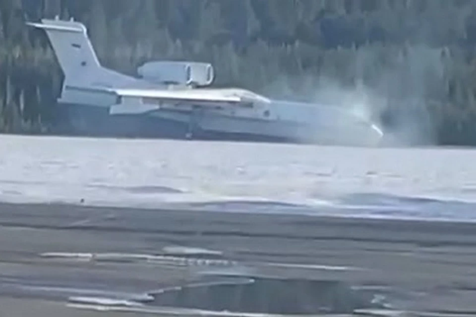 В аэропорту Красноярска совершил аварийную посадку самолет МЧС. Стоп-кадр видео