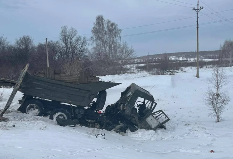 После столкновения водитель грузовика погиб на месте. Фото: Уральская транспортная прокуратура