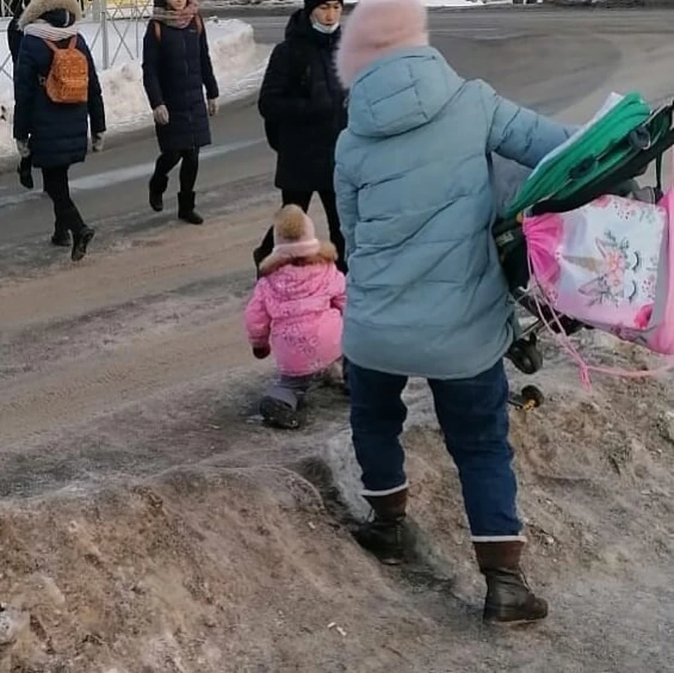 Перейти на улице Комкова дорогу с коляской без посторонней помощи было просто невозможно.