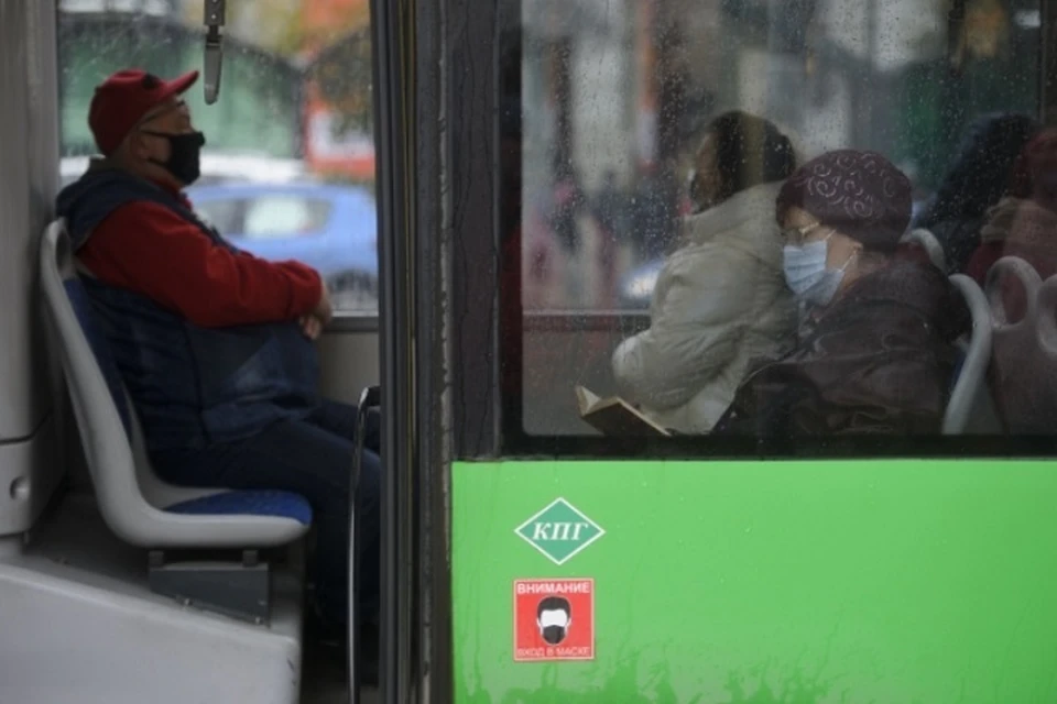 Люди продолжают ездить в общественном транспорте без масок