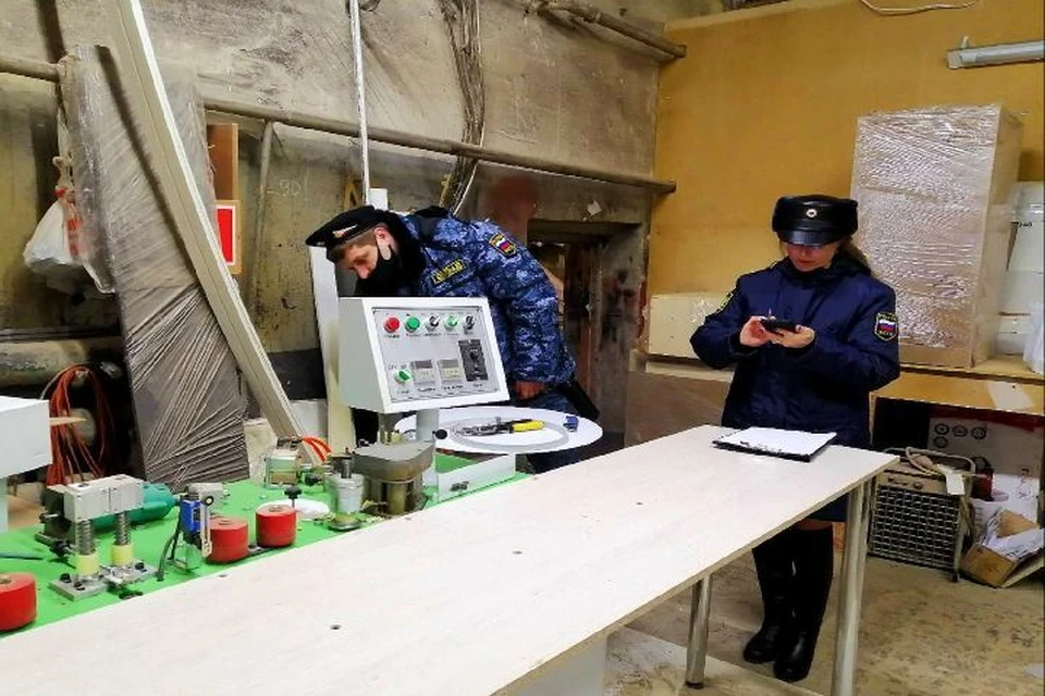 В Ярославле судебные приставы арестовали у бизнесмена машину и мебельное оборудование. Фото: УФССП по Ярославской области.