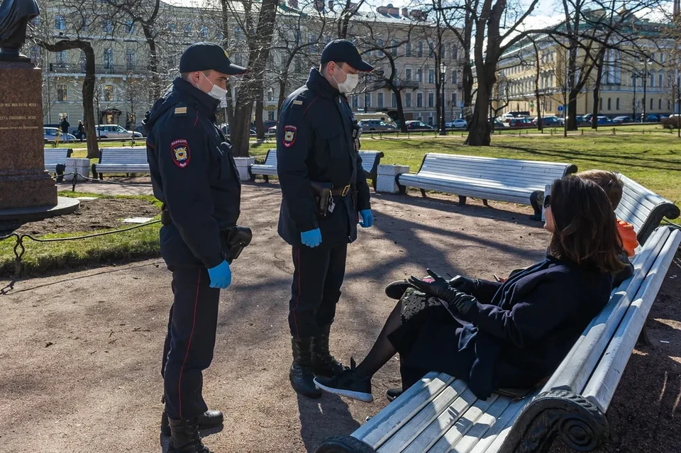 Почти 5 тысяч петербуржцев поплатились в суде за нарушения по коронавирусу в 2020 году.