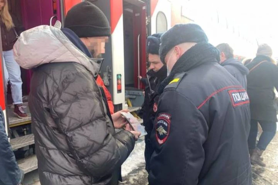 В Брянске в субботу, 20 марта, на вокзале болельщиков футбольной команды из Самары «Крылья Советов» встретил ОМОН. Фото: телеканал "Городской".