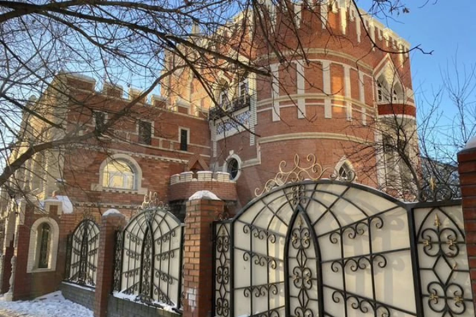 Дом в стиле средневекового замка расположился на улице Водопроводной. Фото: avito.ru