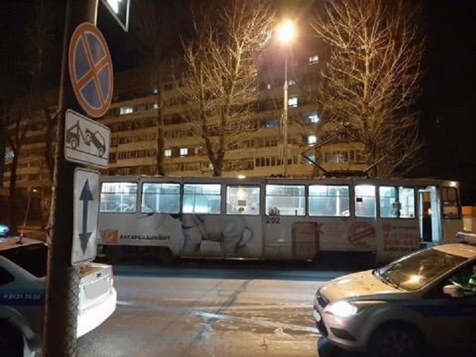Водитель Мерседеса насмерть сбил женщину возле трамвайной остановки в Иркутске