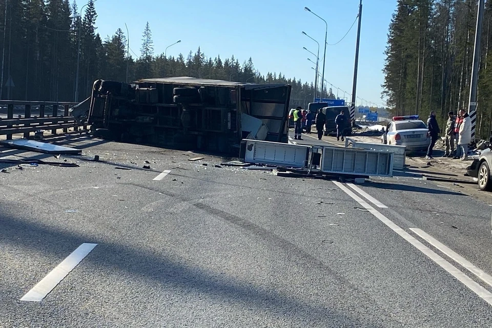Грузовик завалился набок на "Скандинавии". Фото: vk.com/spb_today