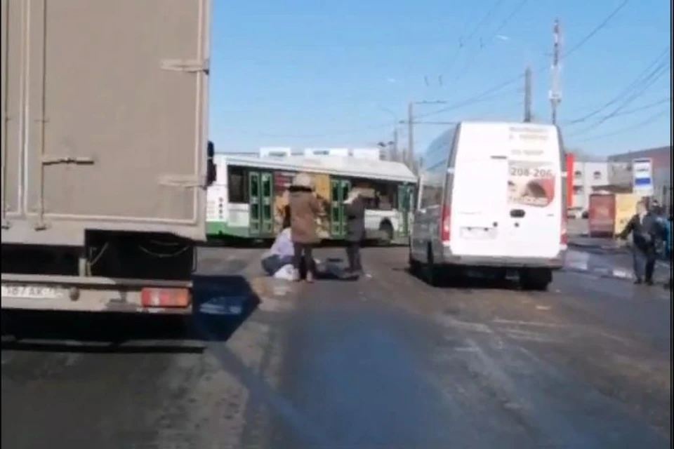 Обследование одного пострадавшего в ДТП в Ярославле продолжается. Скриншот с видео, группа "Жесть Ярославль" ВКонтакте