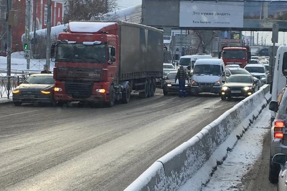 Массовое ДТП на Бердском шоссе заблокировало движение машин. Фото: "АСТ - 54".