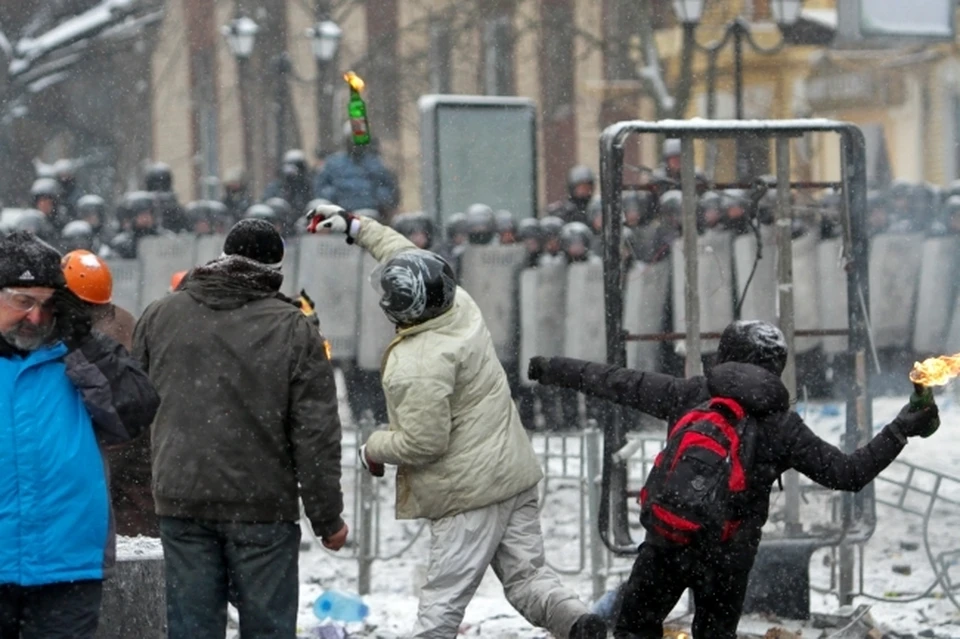 Украинцы радуются трагедии. Майдан на Украине в 2014 Грушевского. Коктейль Молотова на Майдане. Евевромайдан экстремисты. Дерадикализация.