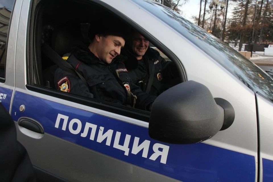 Полицейские обезвредили хулигана и доставили в участок.