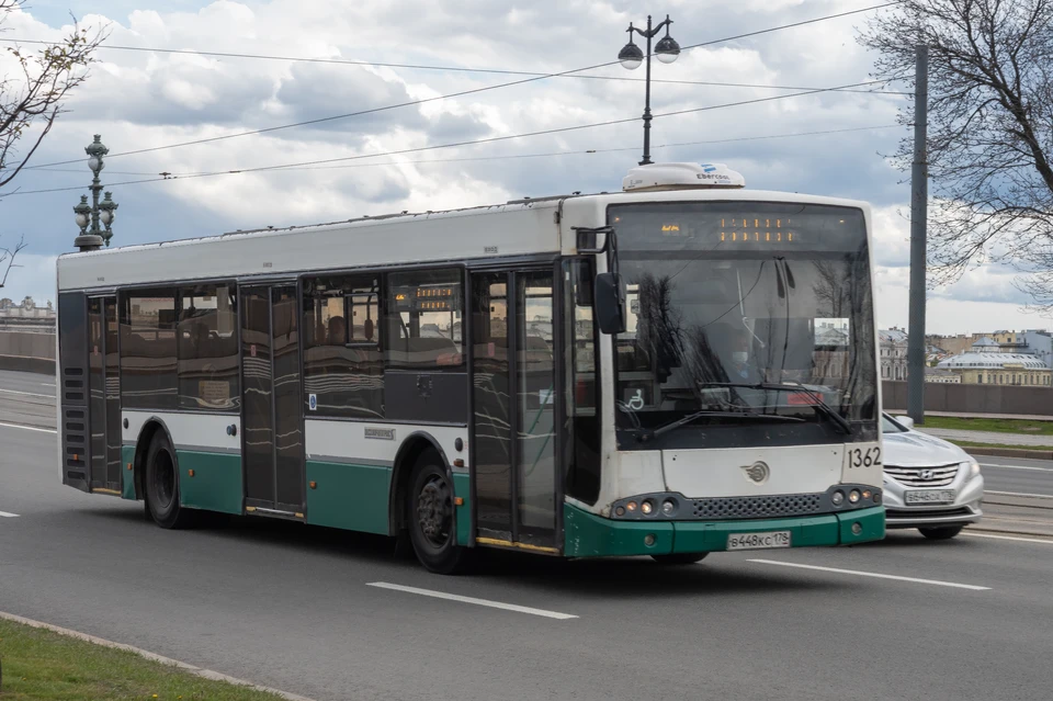 В Петербурге сняли с маршрутов все высокопольные автобусы