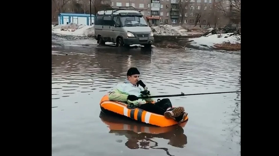Вот такие лужи в центре Копейска. Фото: скриншот видео instagram.com/qylek/
