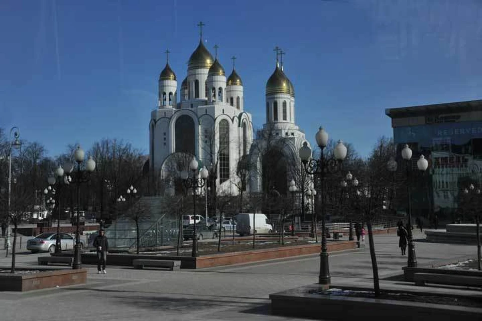 Срочники помыли обувь у главного храма Калининграда