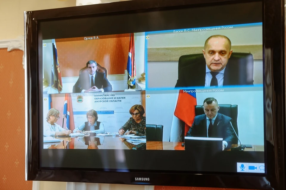 Вопросы качества образования в Амурской области обсудили замминистра просвещения РФ Виктор Басюк и губернатор Амурской области Василий Орлов. Фото: пресс-служба правительства Амурской области.