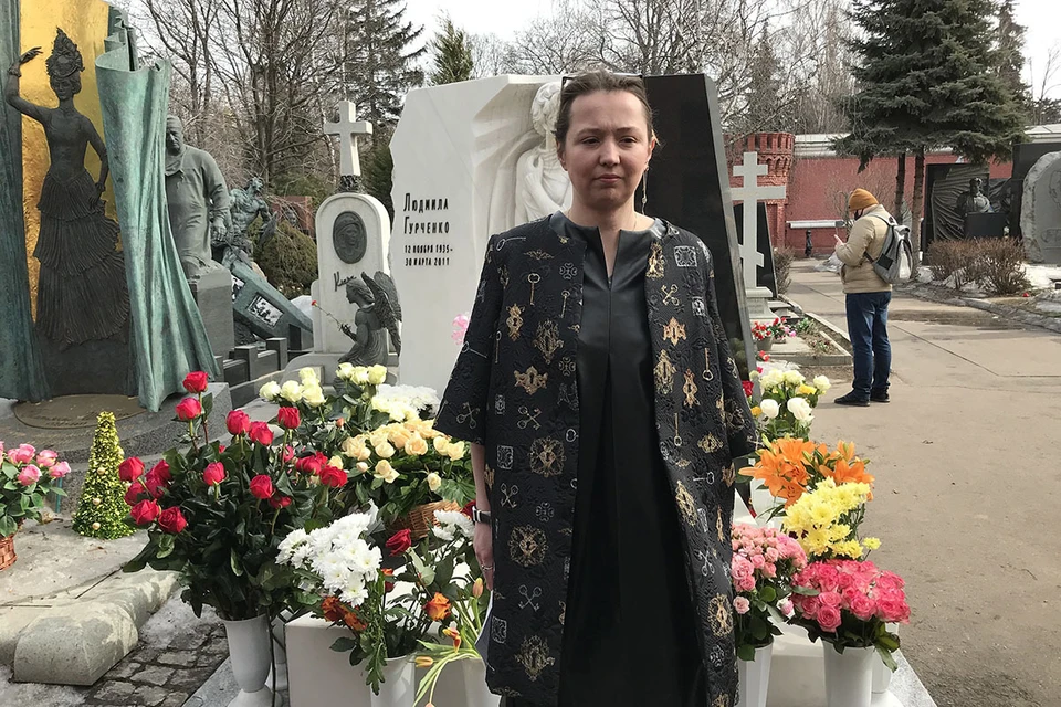 Елена Королева на Новодевичьем кладбище у могилы бабушки народной артистки СССР Людмилы Гурченко. 30 марта 2021 года — 10 лет со дня смерти актрисы. Фото: ФЕДОТОВА Инна