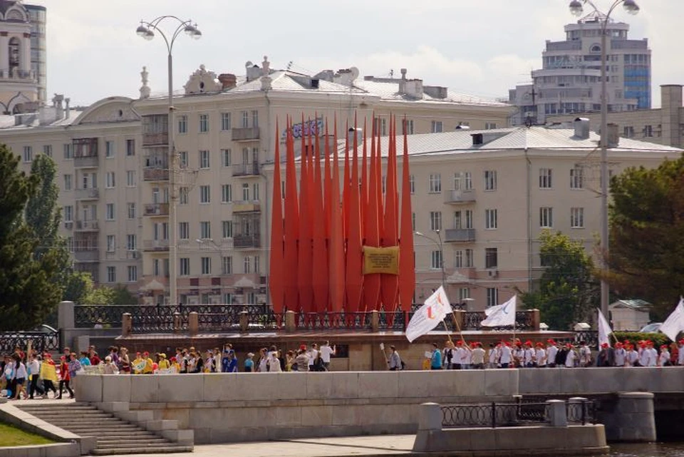 Краснознаменную группу демонтировали в 2013 году.