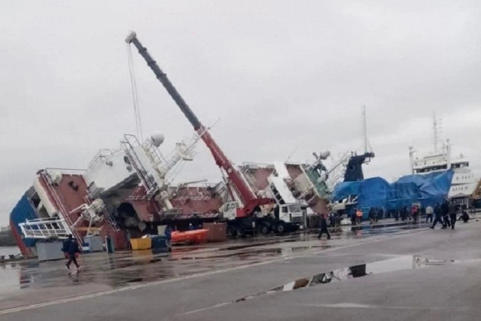 Корабль опрокинулся на судостроительном заводе в Ленобласти. Фото: vk.com/sluhotradnoe
