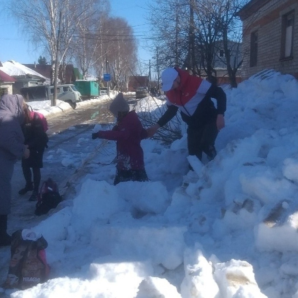 Девочек пришлось откапывать прохожим: в Пермском крае двух школьниц  завалило снегом, упавшим с крыши - KP.RU