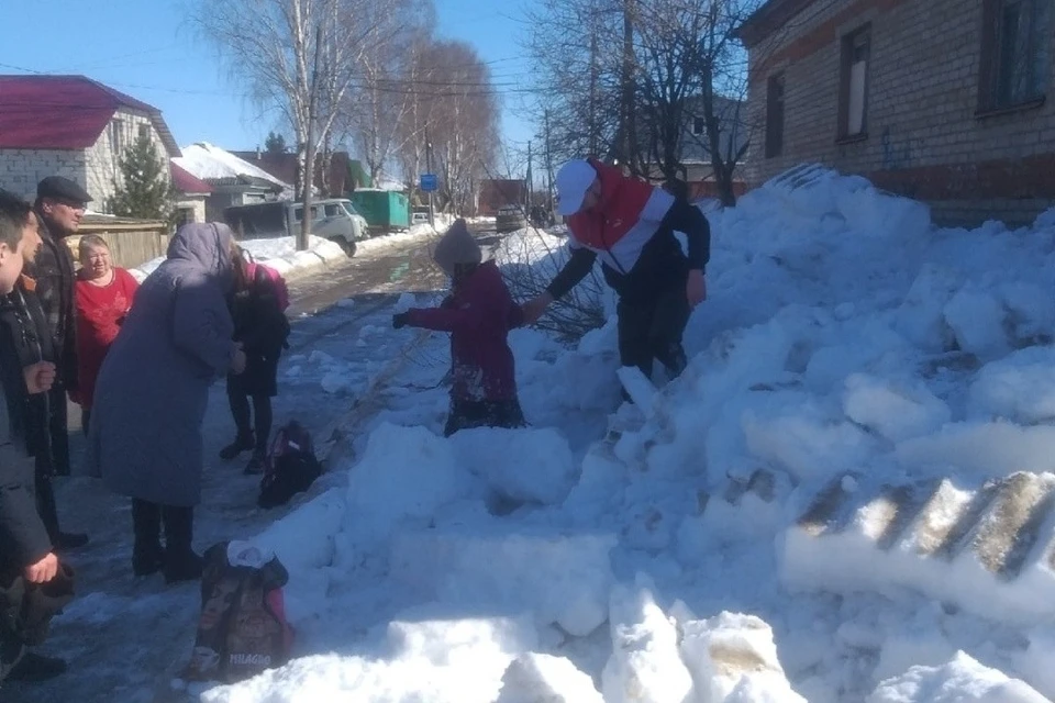 Снежная лавина накрыла двоих девочек. Фото: ВКонтакте "Подслушано Злой Кудымкар".