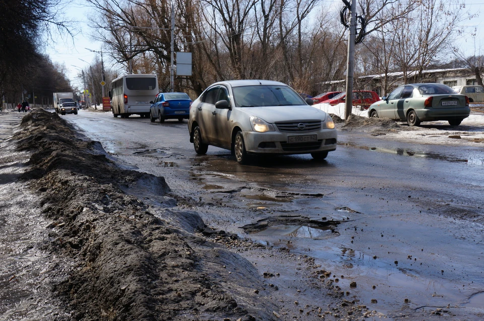 На улице Юбилейной и дорога, и тротуар запущены донельзя.