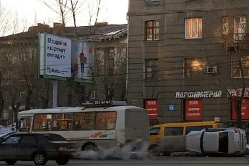 Перевернутый седан влетел в микроавтобус в Новосибирске. Фото: "АСТ - 54".