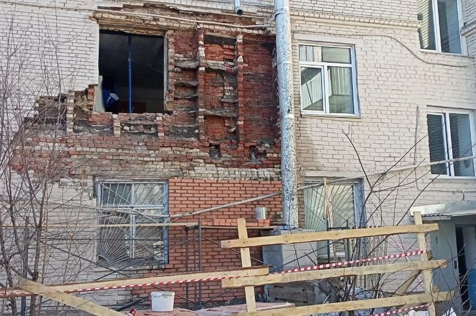На первом этаже уже восстановили кирпичную кладку. Фото: Мэрские новости