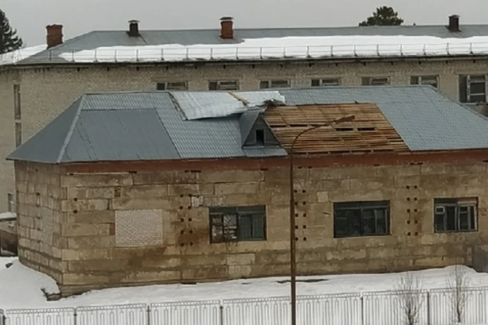 В Добрянке ветер разрушил крышу дома. Фото: группа ВК «Подслушано в Добрянке»