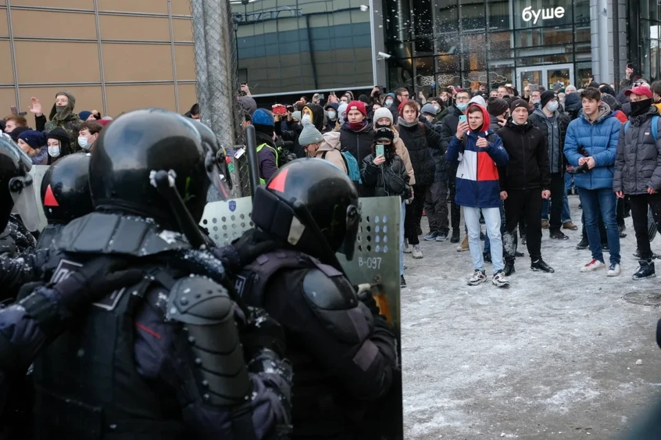 Участнику незаконной акции протеста в Петербурге получил 1,5 года условного срока за нападение на полицейских.