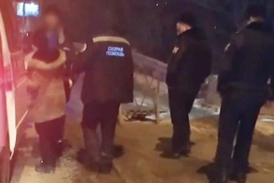 В Новосибирске спасатели помогли девушке, которую заметили на мосту автомобилисты. Фото: спасатели МАСС