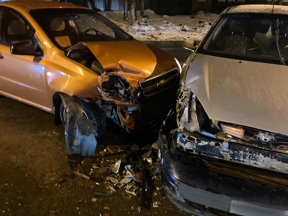 Два автомобиля столкнулись на перекрестке в Ижевске