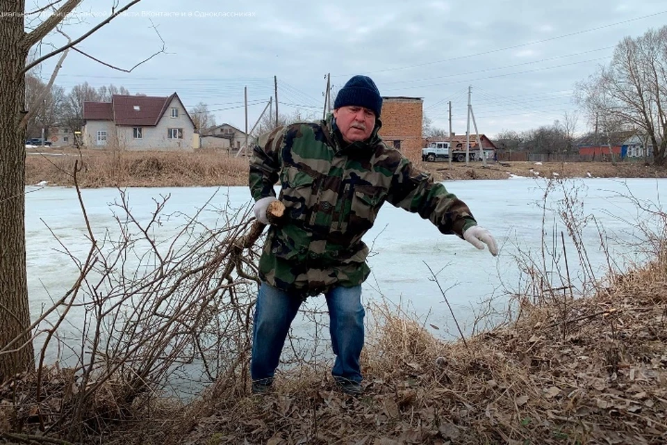 Местные жители села Замишево Новозыбковского района проявили инициативу по очистке берега озера от зарослей. Фото: группа «Дом Культуры Замишево».