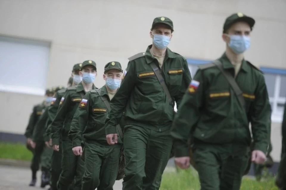 Из-за ограничений, связанных с COVID-19, проводы в сборных пунктах, вокзалах, аэропортах пройдут без участия родственников и близких призывников.