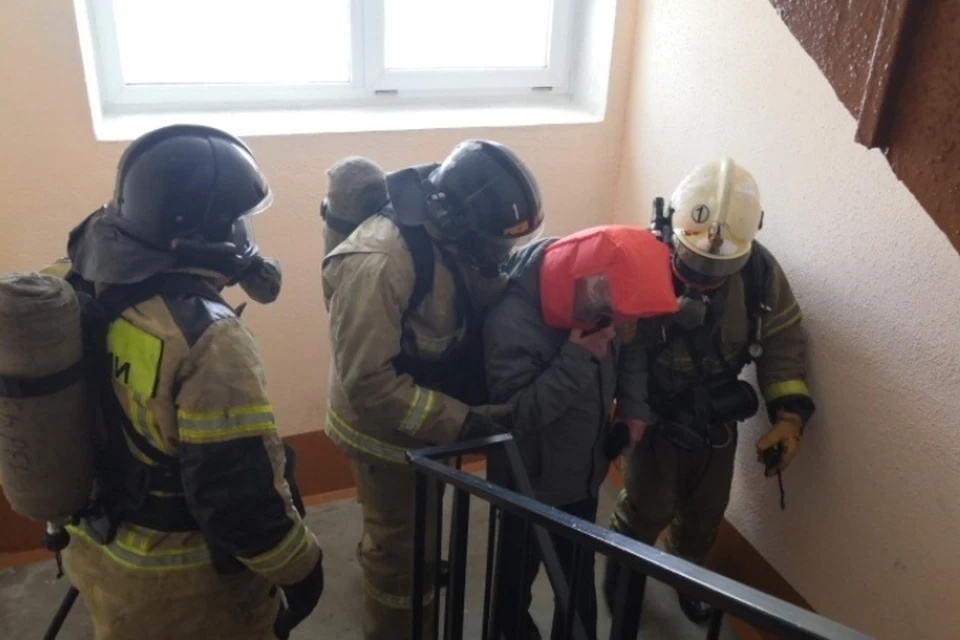 Четверых человек спасли при пожаре в Новокузнецке. ФОТО: ГУ МЧС России по Кемеровской области