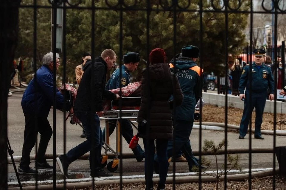 Спасатели эвакуировали пациента, которого оперировали во время пожара в кардиохирургии Благовещенска. Фото: правительство Амурской области