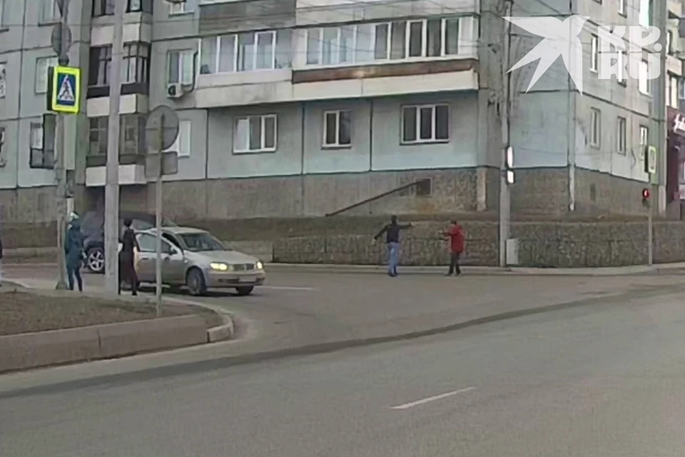 В Красноярске таксист залил глаза пешеходу из перцового баллона. Стоп-кадр видео