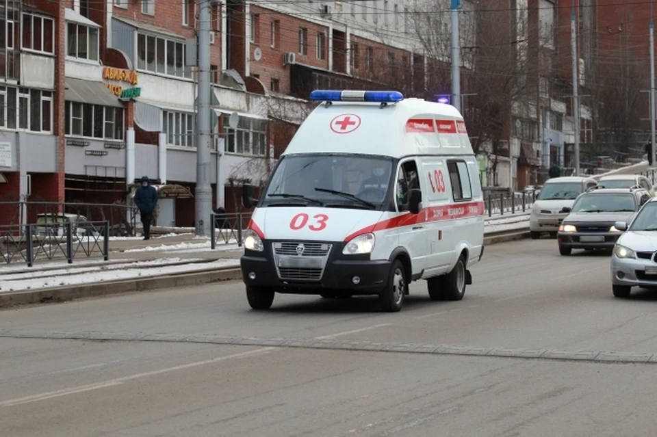 Женщина переходила улицу с оживленным трафиком, не дойдя до «зебры».