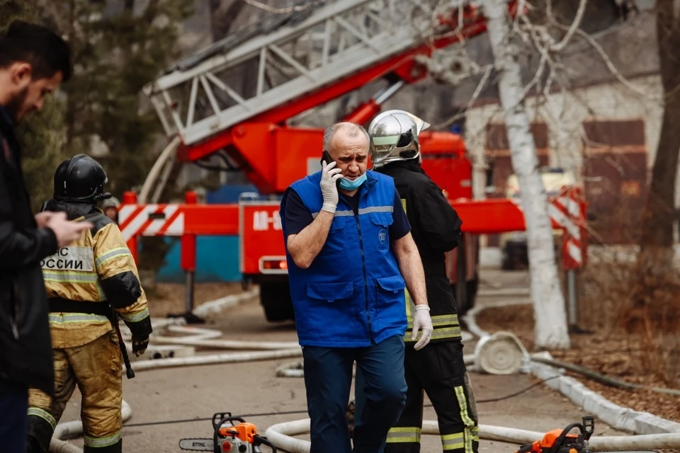 Все время, пока продолжалась операция, огонь все больше охватывал крышу больницы. Фото: amurobl.ru