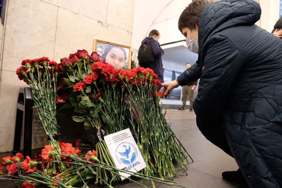 На станции "Технологический институт" возложили цветы к памятной доске.