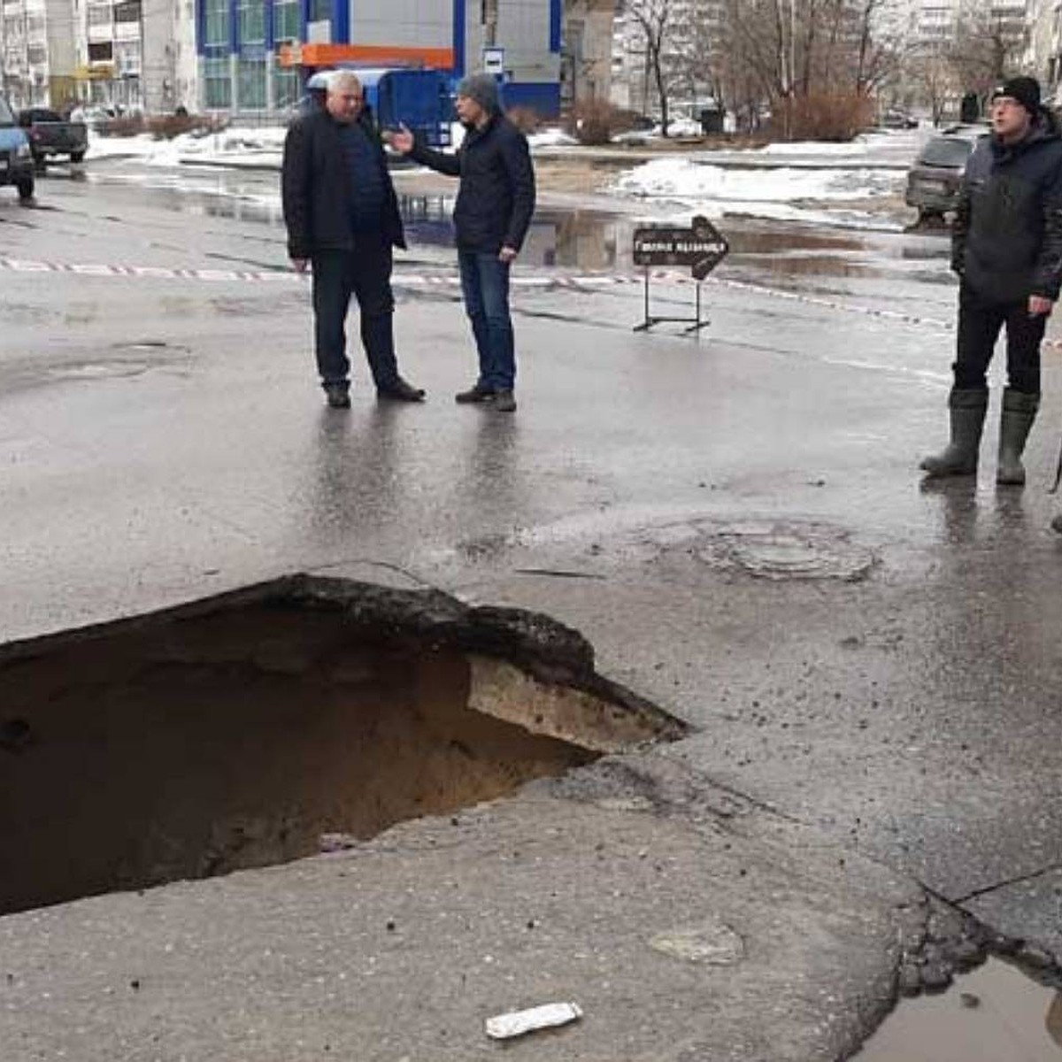 Машина с ребёнком внутри чуть не провалилась в метровую яму в Дзержинске 3  апреля - KP.RU