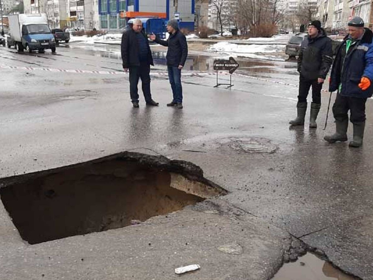 Машина с ребёнком внутри чуть не провалилась в метровую яму в Дзержинске 3  апреля - KP.RU