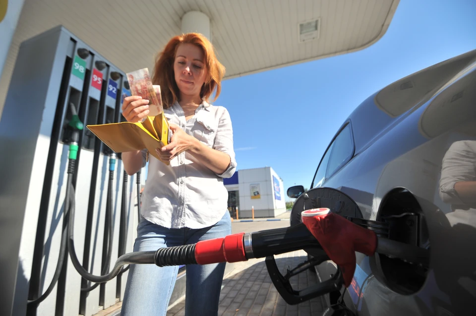 Бензин дорожает, несмотря на то, что нефть дешевеет.