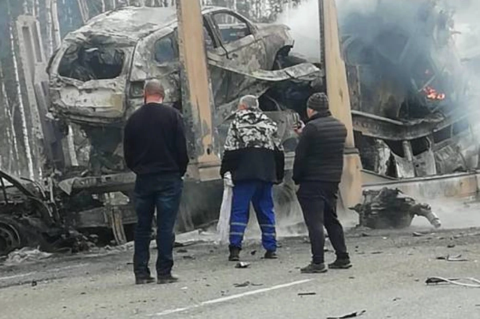 Грузовик и автовоз столкнулись и загорелись на трассе в Бурятии. Фото: ГО ЧС по Бурятии.