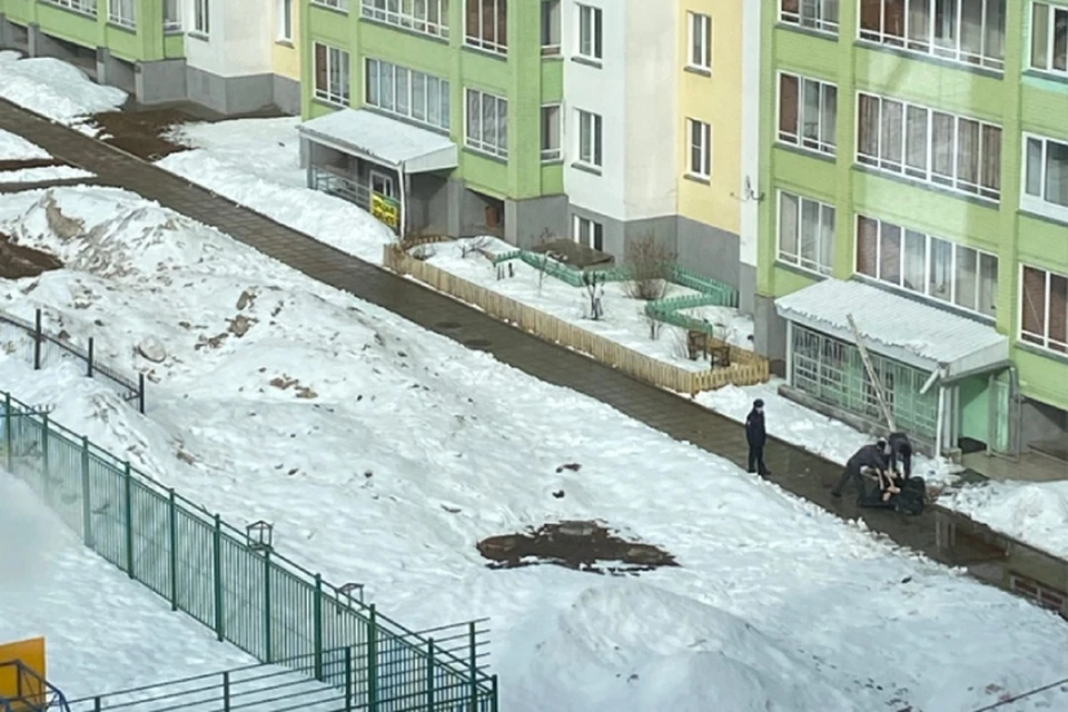 На место приехали сотрудники правоохранительных органов. Фото: vk.com/sbkirov