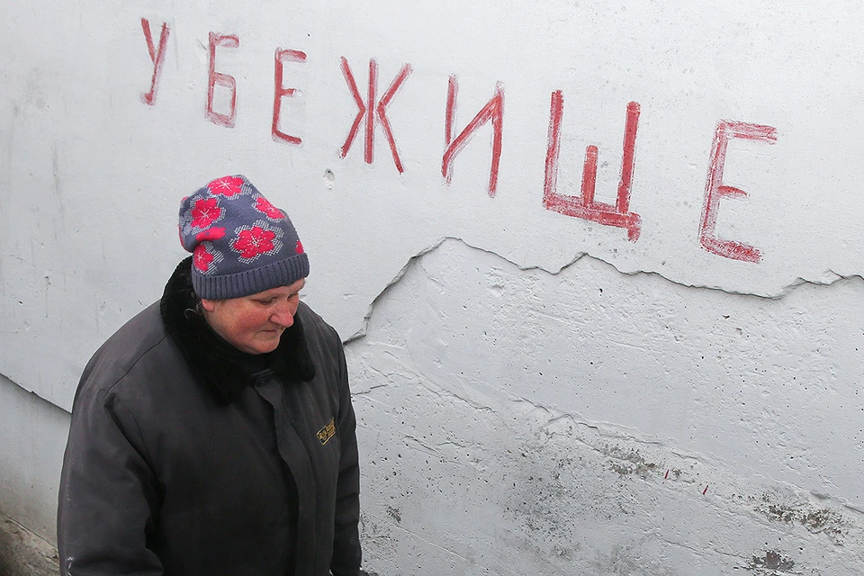 Женщина у бомбоубежища в городе Ясиноватая, Донецкая область. Фото: Валентин Спринчак/ТАСС