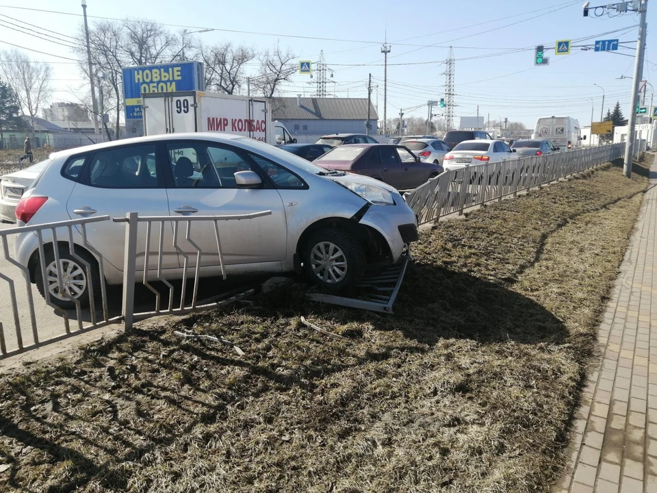 «Киа» протаранила дорожное ограждение возле гипермаркета в Орле. Фото Госавтоинспекции Орловской области