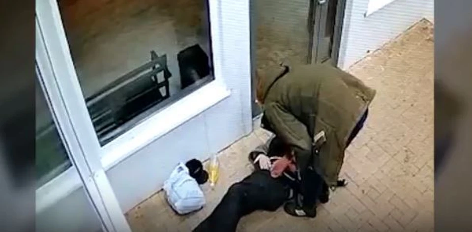 Омич уснул в ТОКе, а его ограбили и избили. Фото: скриншот с видео