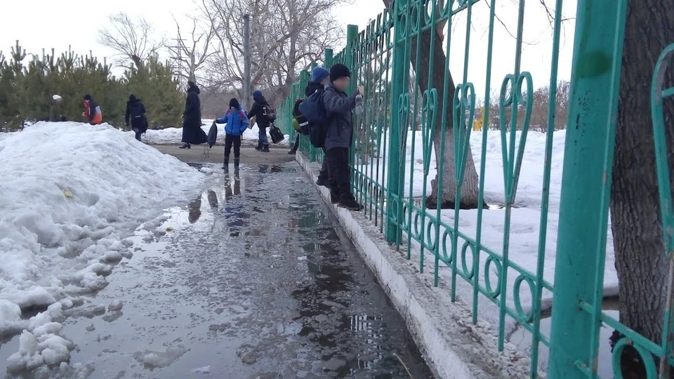 Дети в Омске из-за лужи пробирались в школу по забору. Фото: 100 необычных мест Омска